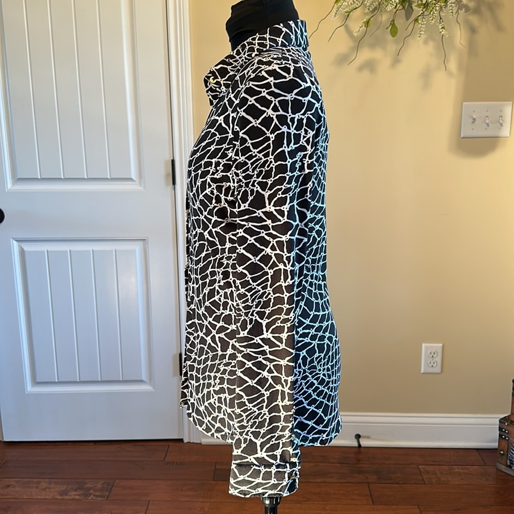 Black & White Printed Long-Sleeve Button-Up Shirt - Picture 6 of 13